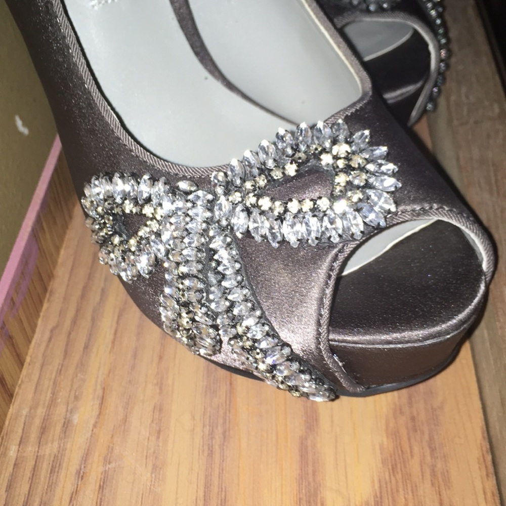 Vera Wang size 8 open toe heels. Metallic grey